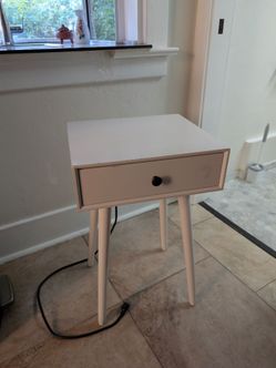 Charger nightstand white