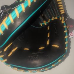 Wilson A2000 Catcher's Glove Size 33.  New 
