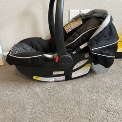 Graco Car seat With base Included 