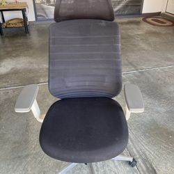 Ergonomic Office Chair With Many Functional Levers With Mesh Back 