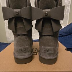 UGG SZ 6 SHORT BAILEY W LEATHER BOW