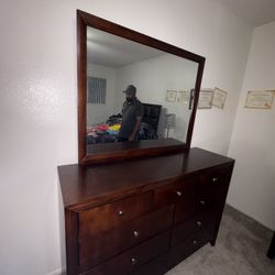 Dresser With Mirror 