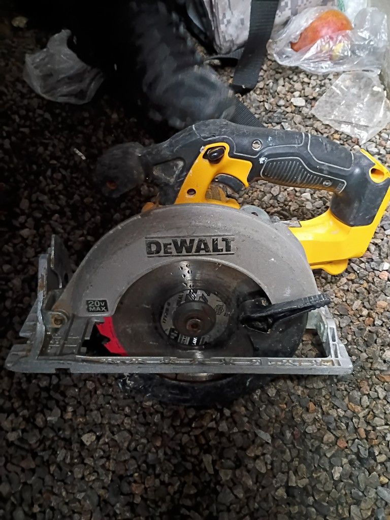 The DeWalt 20V MAX Circular Saw DCS391B is a cordless circular saw that has a 460 mwo, 5250 rpm moto
