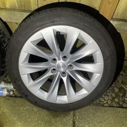 4x Tesla Tires And Wheel