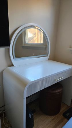 Makeup vanity