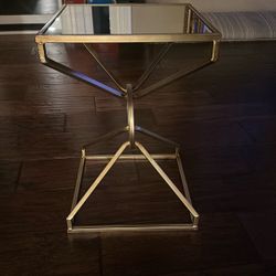 Assessors/End table