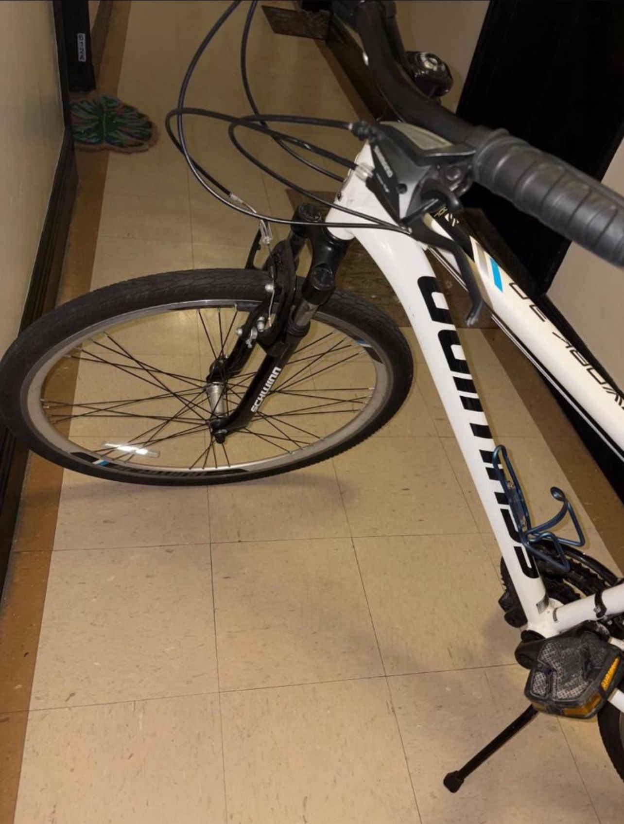 Schwinn Network 3.0 Hybrid 700c 21-Speed 18" Aluminum Frame - White. Purchased June 2025. In specialized stores it goes for $1033. Only used 2 hours a