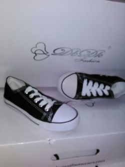 Kids tennis shoes