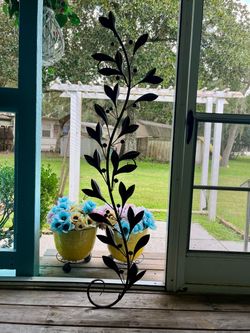 Traditional Metal Leaf and Vine Wall Sculpture