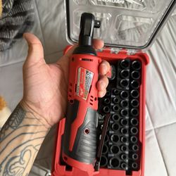 Milwaukee Ratchet 3/8 With Socket Set 