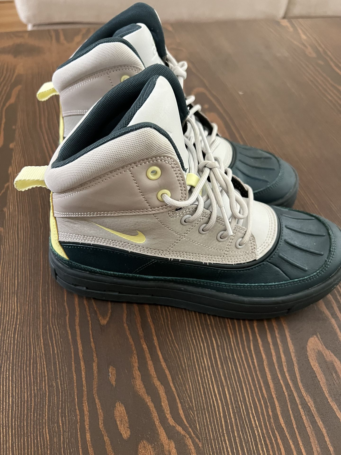 Nike Kids 5Y Woodside ACG Snow boots