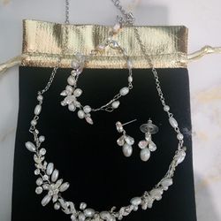 Wedding Jewelry + hair Pins. Cute..