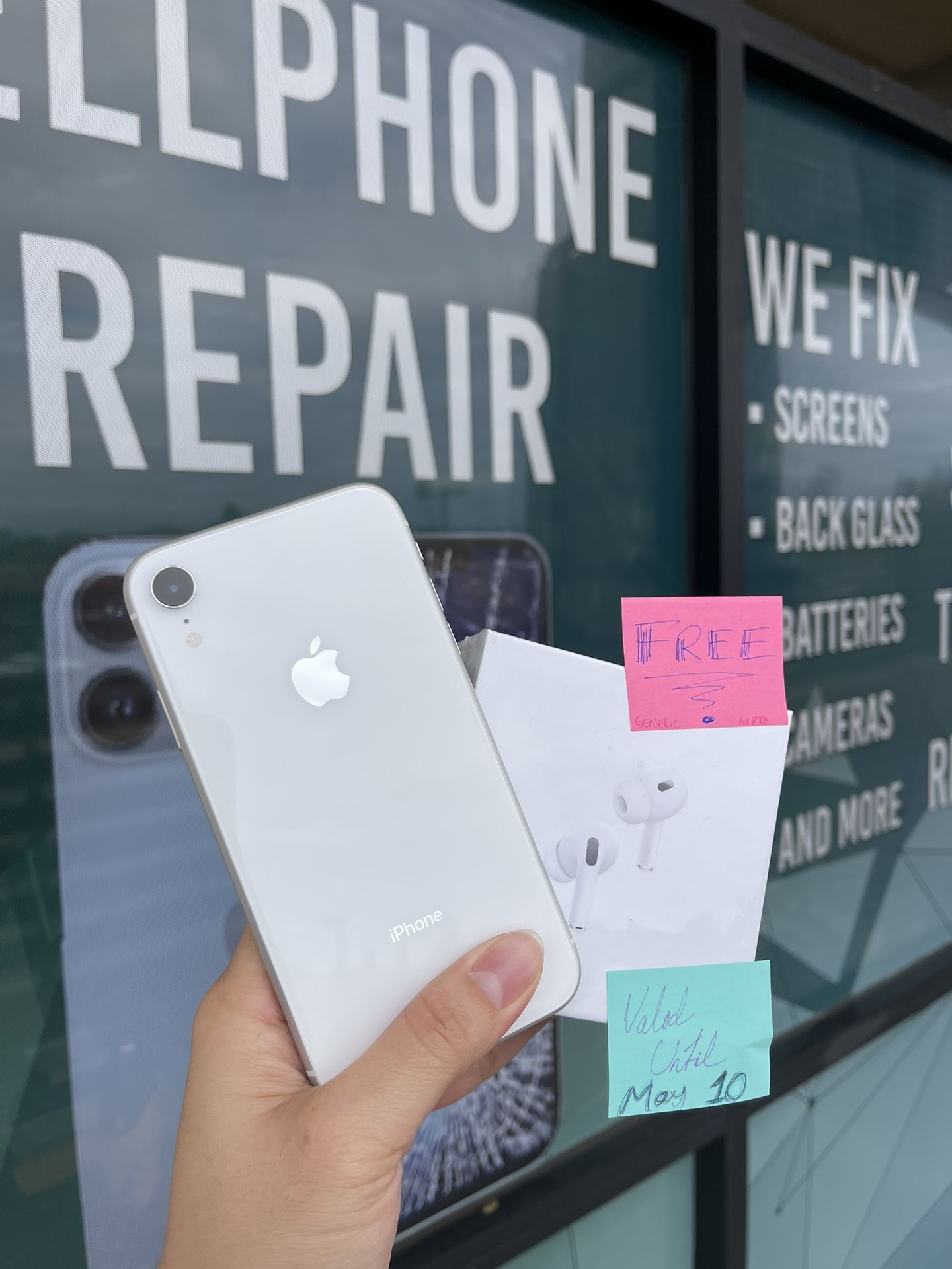 Iphone XR, Unlocked, 64 GB, Red and white, excellent condition, fully functional, with warranty, $170