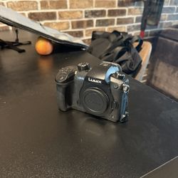 Panasonic Lumix GH5 4K Camera Body w/ V-Log L – 10-Bit Video / MF