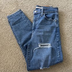 Women’s Levi’s Distressed Jeans