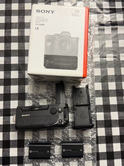 Sony VG-C4EM Vertical Grip + Two NP-FZ100 Batteries