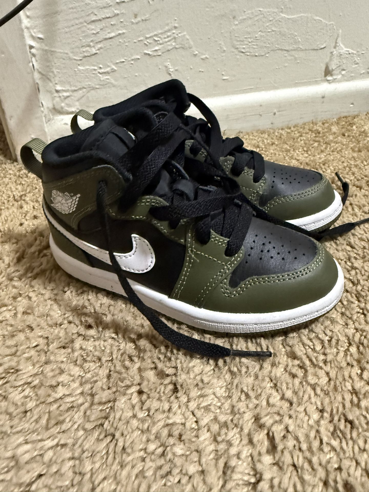 Nike Jordan 1 Mid Size 10.5c