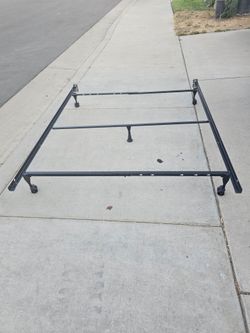 Metal Bed Frame Size Queen In Excellent Condition