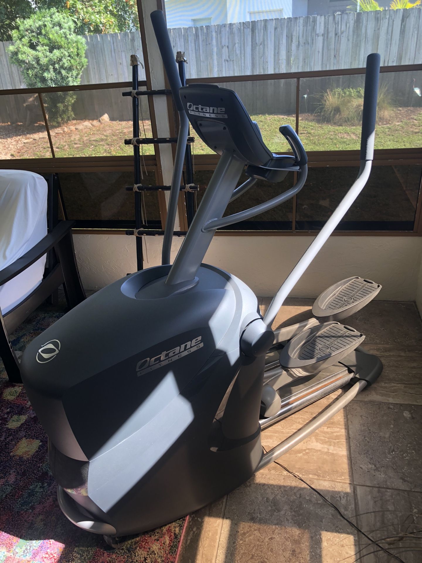 OCTANE FITNESS Q35c Elliptical Fitness Machine