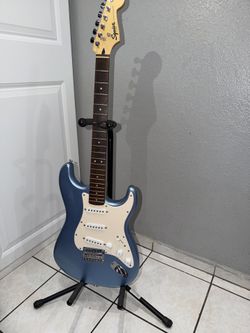 Electric Guitar Squier Stratocaster (metallic blue)