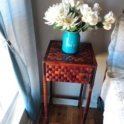 Small Table Very good condition$25. Vase and Flowers ,$10. Must pickup In Oak Cliff 