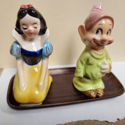 VINTAGE WALT DISNEY PRODUCTIONS SNOW WHITE & DOPEY SALT & PEPPER SHAKERS