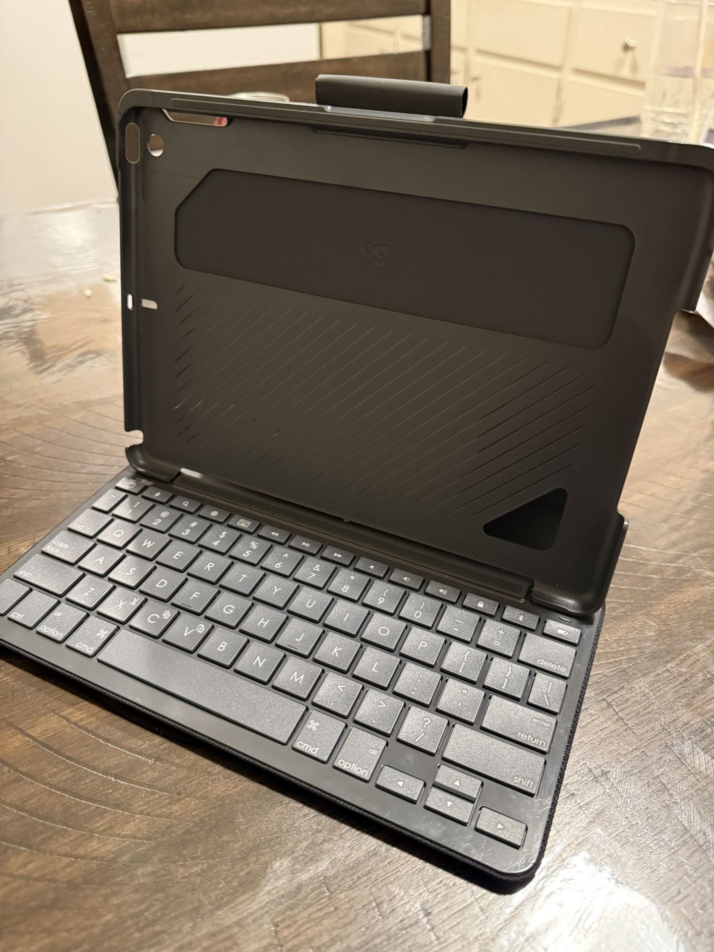Logitech - Slim Keyboard Folio for Apple iPad (5th & 6th Gen)