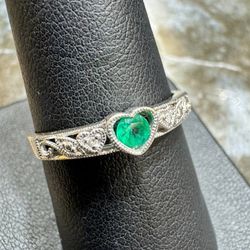 10K white Gold Emerald Diamond Heart Ring EUC