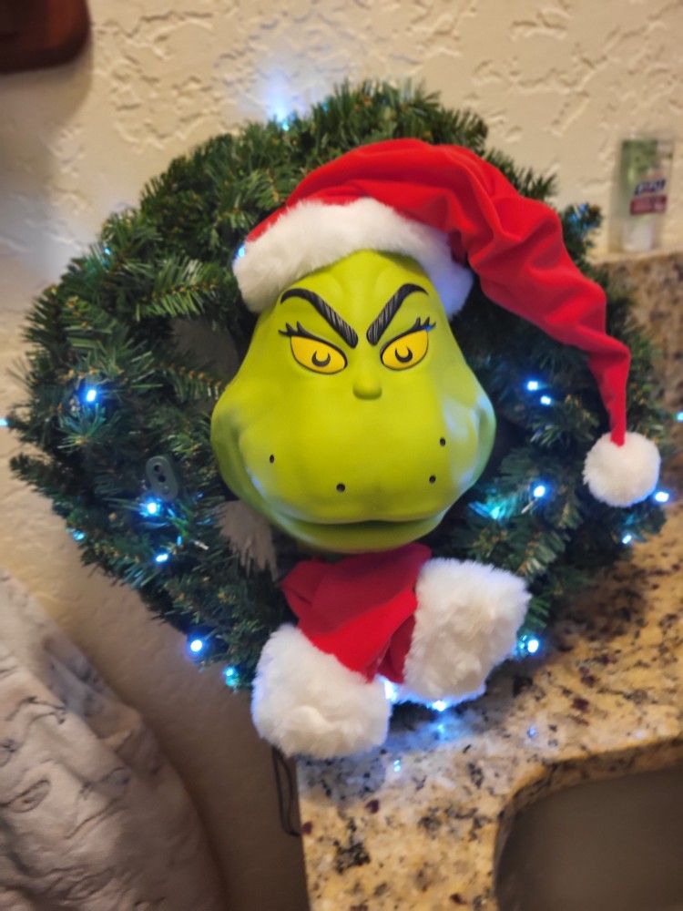 Dr Seuss How THE GRINCH Stole Christmas Talking Wreath Decoration