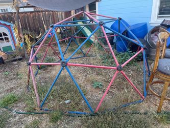 Free Kids’ climbing structure