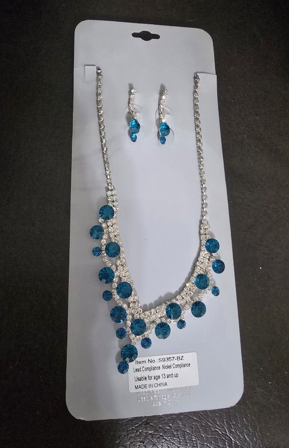 Conjunto De Collar Y Aretes Con Piedras Azules Y Blancas
