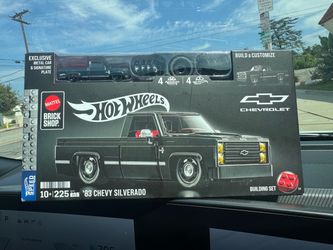 Hot Wheels Mattel Brick Shop '83 Chevy Silverado Building Set