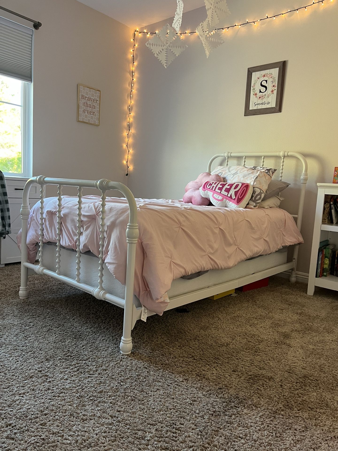 White Metal Frame Twin Beds
