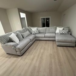 CHRISTMAS SALE & BUNDLE Sectional Grey Couch. 