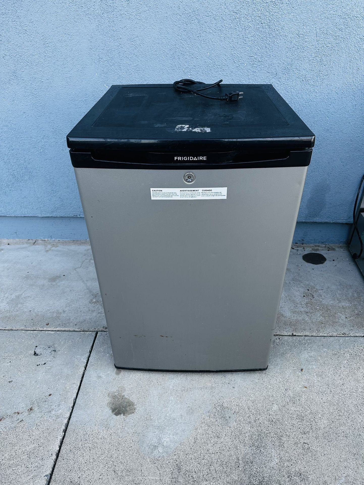Frigidaire Mini Fridge (22”x22”x33”)