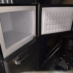 FRIGIDAIRE Refrigerator
