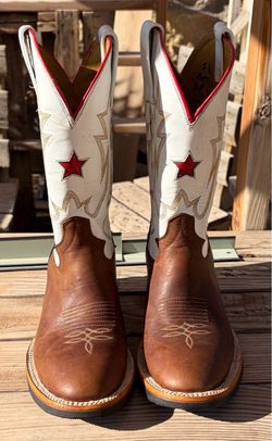 Handmade Custom Western Boots — Women’s 8.5 — Red Star Inlay