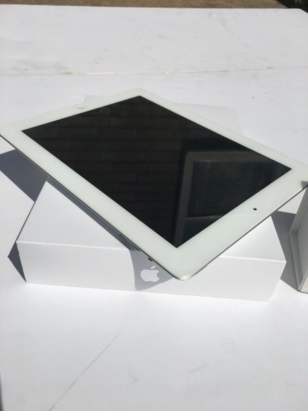 Apple IPad 3 and Beats Pill White