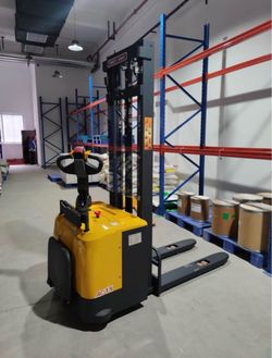 AC15 Electric Pallet Stacker – 1500 LB Capacity