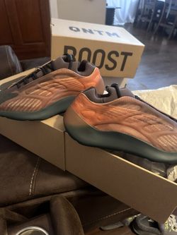 DS Yeezy 700 Size 10.5