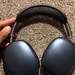 apple airpod maxes barley used just like new