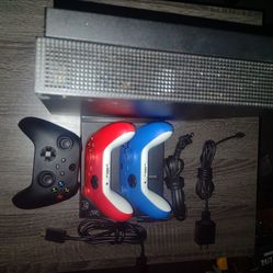 X box One X, 3 Controllers, Charge Station With Cooling Fan