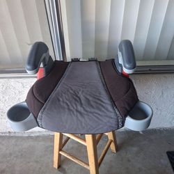 CAR BOOSTER SEAT