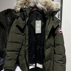 Canada Goose Wyndham Parka *SIZE MEDIUM*