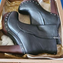 UGG  Clog Boots  Size: 11  Color: Black 