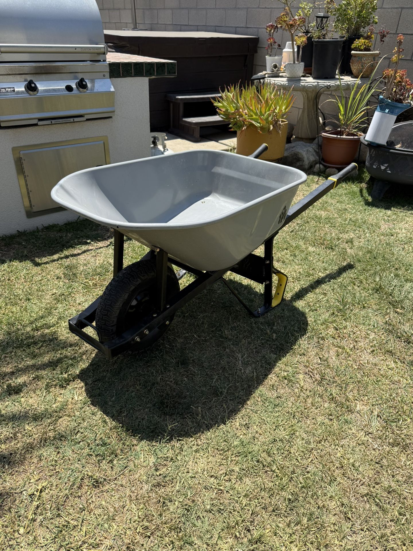 GORILLA 6 cu. https://offerup.com/redirect/?o=ZnQuUFJP Heavy-Duty Wheelbarrow