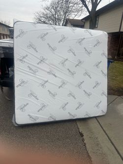 Huge sale for Mattress And Box Twin size #mattress and box 150.$ full 190$ Queen 200$ king 290$. free delivery free set up 708….289…7715… cash or Zell