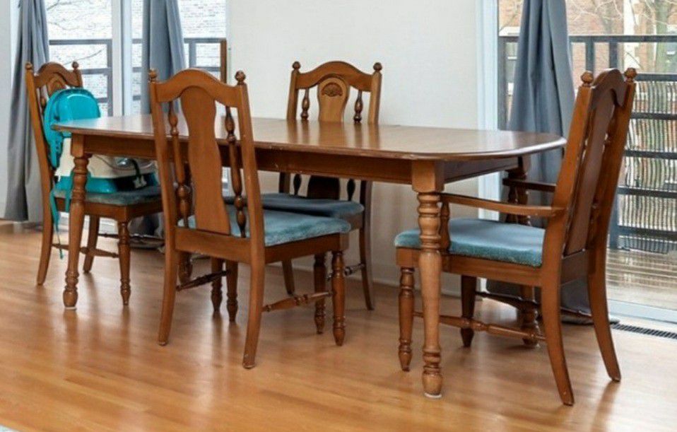 Broyhill table with 4 chairs