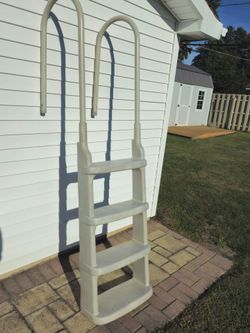 Pool ladder