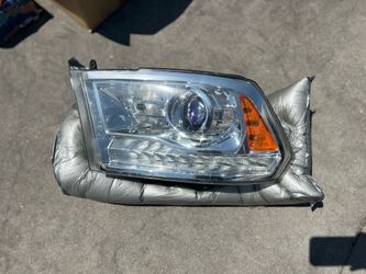 2014 Ram 2500 Left Driver Side Headlight Bi-function projector headlamps OEM Mopar (contact info removed)7AD